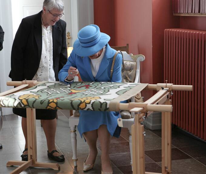 H.M. Dronningen tager de sidste sting på kortæppet i Skagen kirke