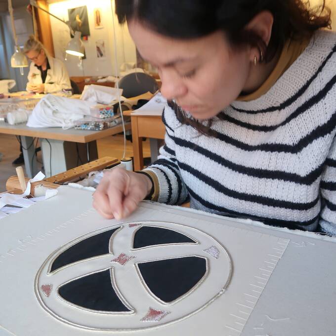 Fernanda genskaber et slidt broderi til Maribo Domkirke